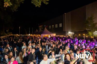 Vrijdagavond vierde Wimmie Bouma in het bij zijn van zijn fans zijn twintig jarig jubileum als zanger op 't Harde. - © NWVFoto.nl