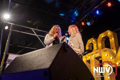 Vrijdagavond vierde Wimmie Bouma in het bij zijn van zijn fans zijn twintig jarig jubileum als zanger op 't Harde. - © NWVFoto.nl