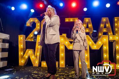 Vrijdagavond vierde Wimmie Bouma in het bij zijn van zijn fans zijn twintig jarig jubileum als zanger op 't Harde. - © NWVFoto.nl