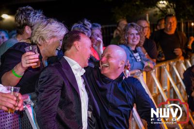 Vrijdagavond vierde Wimmie Bouma in het bij zijn van zijn fans zijn twintig jarig jubileum als zanger op 't Harde. - © NWVFoto.nl