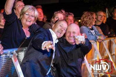 Vrijdagavond vierde Wimmie Bouma in het bij zijn van zijn fans zijn twintig jarig jubileum als zanger op 't Harde. - © NWVFoto.nl