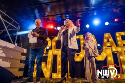 Vrijdagavond vierde Wimmie Bouma in het bij zijn van zijn fans zijn twintig jarig jubileum als zanger op 't Harde. - © NWVFoto.nl