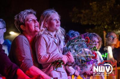 Vrijdagavond vierde Wimmie Bouma in het bij zijn van zijn fans zijn twintig jarig jubileum als zanger op 't Harde. - © NWVFoto.nl