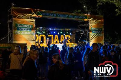 Vrijdagavond vierde Wimmie Bouma in het bij zijn van zijn fans zijn twintig jarig jubileum als zanger op 't Harde. - © NWVFoto.nl