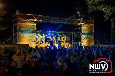 Vrijdagavond vierde Wimmie Bouma in het bij zijn van zijn fans zijn twintig jarig jubileum als zanger op 't Harde. - © NWVFoto.nl