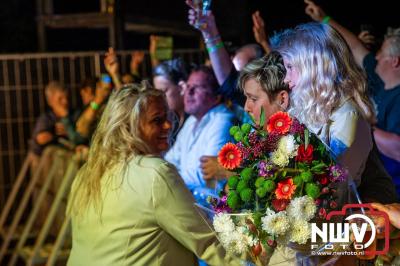 Vrijdagavond vierde Wimmie Bouma in het bij zijn van zijn fans zijn twintig jarig jubileum als zanger op 't Harde. - © NWVFoto.nl