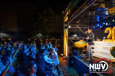 Vrijdagavond vierde Wimmie Bouma in het bij zijn van zijn fans zijn twintig jarig jubileum als zanger op 't Harde. - © NWVFoto.nl