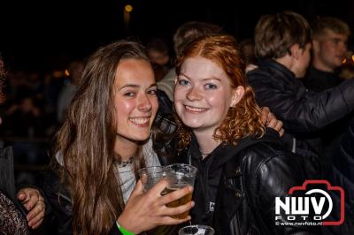 Vrijdagavond vierde Wimmie Bouma in het bij zijn van zijn fans zijn twintig jarig jubileum als zanger op 't Harde. - © NWVFoto.nl