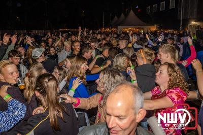 Vrijdagavond vierde Wimmie Bouma in het bij zijn van zijn fans zijn twintig jarig jubileum als zanger op 't Harde. - © NWVFoto.nl