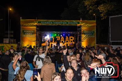 Vrijdagavond vierde Wimmie Bouma in het bij zijn van zijn fans zijn twintig jarig jubileum als zanger op 't Harde. - © NWVFoto.nl