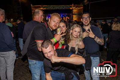 Vrijdagavond vierde Wimmie Bouma in het bij zijn van zijn fans zijn twintig jarig jubileum als zanger op 't Harde. - © NWVFoto.nl