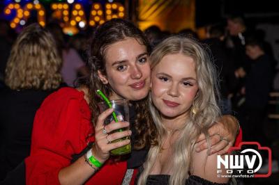 Vrijdagavond vierde Wimmie Bouma in het bij zijn van zijn fans zijn twintig jarig jubileum als zanger op 't Harde. - © NWVFoto.nl