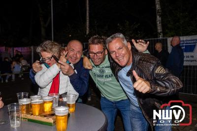 Vrijdagavond vierde Wimmie Bouma in het bij zijn van zijn fans zijn twintig jarig jubileum als zanger op 't Harde. - © NWVFoto.nl