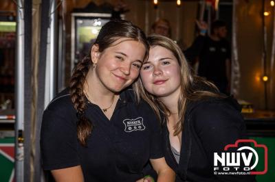 Vrijdagavond vierde Wimmie Bouma in het bij zijn van zijn fans zijn twintig jarig jubileum als zanger op 't Harde. - © NWVFoto.nl