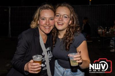 Vrijdagavond vierde Wimmie Bouma in het bij zijn van zijn fans zijn twintig jarig jubileum als zanger op 't Harde. - © NWVFoto.nl