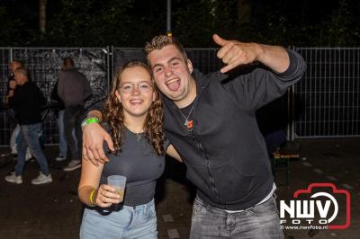 Vrijdagavond vierde Wimmie Bouma in het bij zijn van zijn fans zijn twintig jarig jubileum als zanger op 't Harde. - © NWVFoto.nl