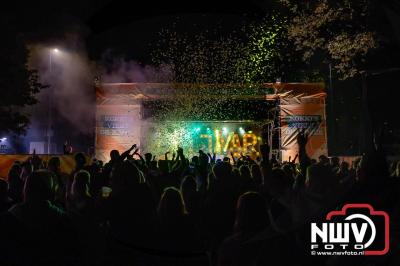 Vrijdagavond vierde Wimmie Bouma in het bij zijn van zijn fans zijn twintig jarig jubileum als zanger op 't Harde. - © NWVFoto.nl