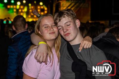 Vrijdagavond vierde Wimmie Bouma in het bij zijn van zijn fans zijn twintig jarig jubileum als zanger op 't Harde. - © NWVFoto.nl