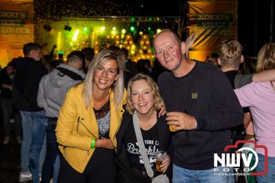 Vrijdagavond vierde Wimmie Bouma in het bij zijn van zijn fans zijn twintig jarig jubileum als zanger op 't Harde. - © NWVFoto.nl