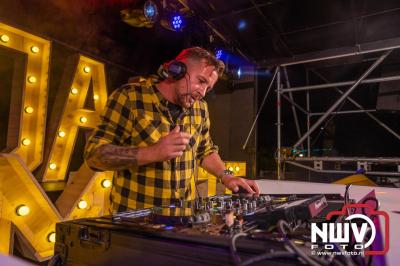 Vrijdagavond vierde Wimmie Bouma in het bij zijn van zijn fans zijn twintig jarig jubileum als zanger op 't Harde. - © NWVFoto.nl