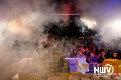 Vrijdagavond vierde Wimmie Bouma in het bij zijn van zijn fans zijn twintig jarig jubileum als zanger op 't Harde. - © NWVFoto.nl