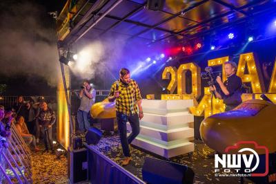 Vrijdagavond vierde Wimmie Bouma in het bij zijn van zijn fans zijn twintig jarig jubileum als zanger op 't Harde. - © NWVFoto.nl