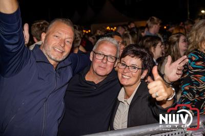 Vrijdagavond vierde Wimmie Bouma in het bij zijn van zijn fans zijn twintig jarig jubileum als zanger op 't Harde. - © NWVFoto.nl