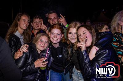 Vrijdagavond vierde Wimmie Bouma in het bij zijn van zijn fans zijn twintig jarig jubileum als zanger op 't Harde. - © NWVFoto.nl