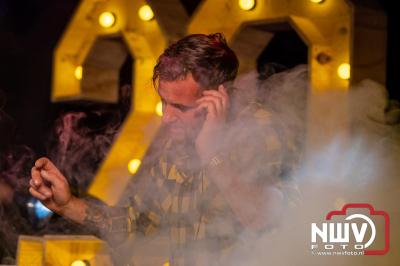 Vrijdagavond vierde Wimmie Bouma in het bij zijn van zijn fans zijn twintig jarig jubileum als zanger op 't Harde. - © NWVFoto.nl