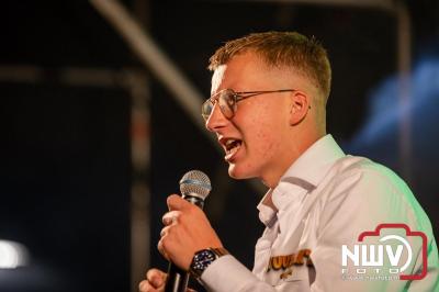 Vrijdagavond vierde Wimmie Bouma in het bij zijn van zijn fans zijn twintig jarig jubileum als zanger op 't Harde. - © NWVFoto.nl