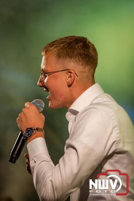 Vrijdagavond vierde Wimmie Bouma in het bij zijn van zijn fans zijn twintig jarig jubileum als zanger op 't Harde. - © NWVFoto.nl