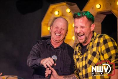 Vrijdagavond vierde Wimmie Bouma in het bij zijn van zijn fans zijn twintig jarig jubileum als zanger op 't Harde. - © NWVFoto.nl