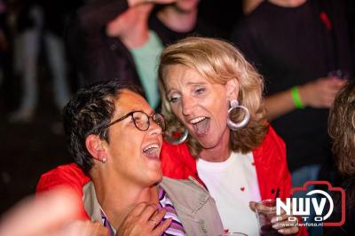 Vrijdagavond vierde Wimmie Bouma in het bij zijn van zijn fans zijn twintig jarig jubileum als zanger op 't Harde. - © NWVFoto.nl