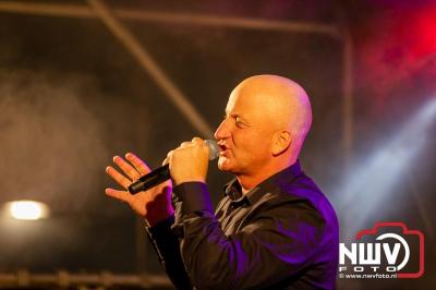 Vrijdagavond vierde Wimmie Bouma in het bij zijn van zijn fans zijn twintig jarig jubileum als zanger op 't Harde. - © NWVFoto.nl