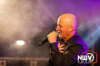 Vrijdagavond vierde Wimmie Bouma in het bij zijn van zijn fans zijn twintig jarig jubileum als zanger op 't Harde. - © NWVFoto.nl