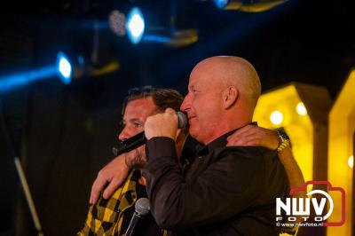 Vrijdagavond vierde Wimmie Bouma in het bij zijn van zijn fans zijn twintig jarig jubileum als zanger op 't Harde. - © NWVFoto.nl