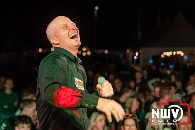 Vrijdagavond vierde Wimmie Bouma in het bij zijn van zijn fans zijn twintig jarig jubileum als zanger op 't Harde. - © NWVFoto.nl