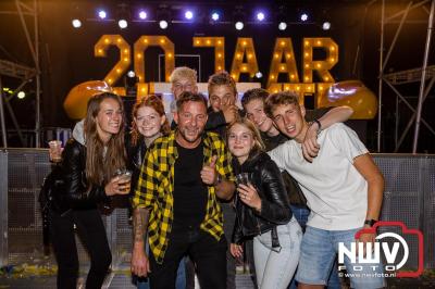 Vrijdagavond vierde Wimmie Bouma in het bij zijn van zijn fans zijn twintig jarig jubileum als zanger op 't Harde. - © NWVFoto.nl