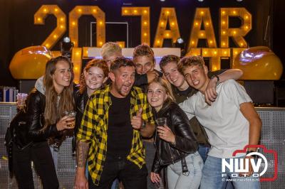 Vrijdagavond vierde Wimmie Bouma in het bij zijn van zijn fans zijn twintig jarig jubileum als zanger op 't Harde. - © NWVFoto.nl