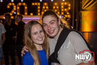 Vrijdagavond vierde Wimmie Bouma in het bij zijn van zijn fans zijn twintig jarig jubileum als zanger op 't Harde. - © NWVFoto.nl