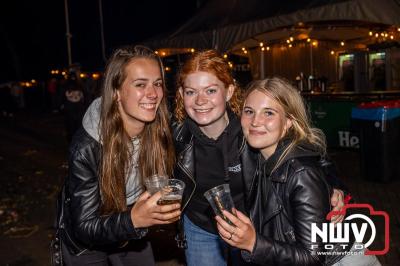 Vrijdagavond vierde Wimmie Bouma in het bij zijn van zijn fans zijn twintig jarig jubileum als zanger op 't Harde. - © NWVFoto.nl