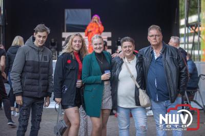 Thomas Berge kon de sfeer er wel in krijgen bij Kokki's Viert de Zomer, nadat Nederland door was naar de halve finale EK voetbal. - © NWVFoto.nl