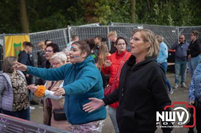 Thomas Berge kon de sfeer er wel in krijgen bij Kokki's Viert de Zomer, nadat Nederland door was naar de halve finale EK voetbal. - © NWVFoto.nl