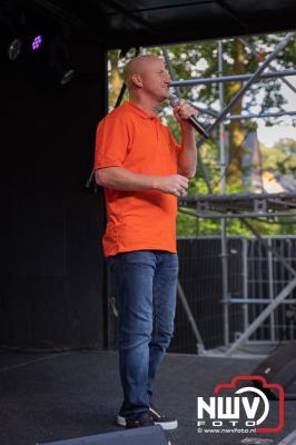 Thomas Berge kon de sfeer er wel in krijgen bij Kokki's Viert de Zomer, nadat Nederland door was naar de halve finale EK voetbal. - © NWVFoto.nl