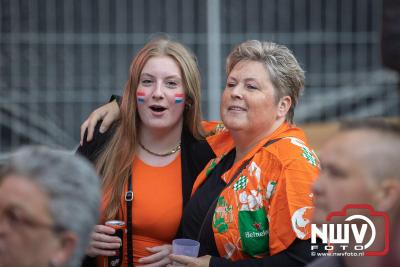 Thomas Berge kon de sfeer er wel in krijgen bij Kokki's Viert de Zomer, nadat Nederland door was naar de halve finale EK voetbal. - © NWVFoto.nl