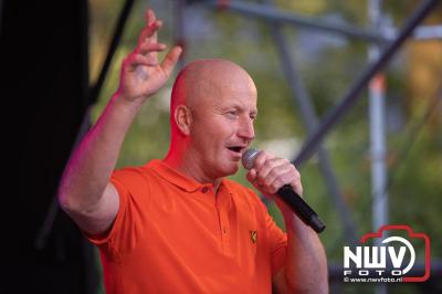 Thomas Berge kon de sfeer er wel in krijgen bij Kokki's Viert de Zomer, nadat Nederland door was naar de halve finale EK voetbal. - © NWVFoto.nl