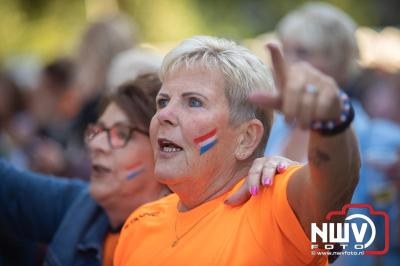 Thomas Berge kon de sfeer er wel in krijgen bij Kokki's Viert de Zomer, nadat Nederland door was naar de halve finale EK voetbal. - © NWVFoto.nl