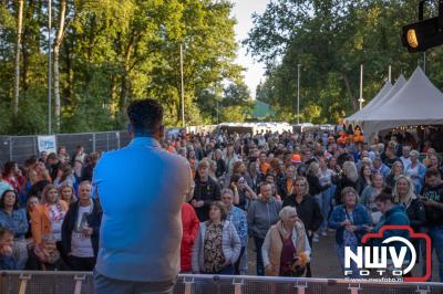 Thomas Berge kon de sfeer er wel in krijgen bij Kokki's Viert de Zomer, nadat Nederland door was naar de halve finale EK voetbal. - © NWVFoto.nl