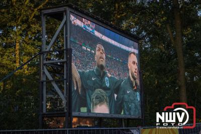 Thomas Berge kon de sfeer er wel in krijgen bij Kokki's Viert de Zomer, nadat Nederland door was naar de halve finale EK voetbal. - © NWVFoto.nl