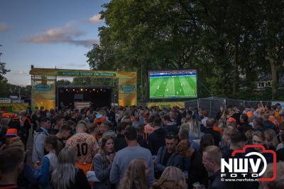 Thomas Berge kon de sfeer er wel in krijgen bij Kokki's Viert de Zomer, nadat Nederland door was naar de halve finale EK voetbal. - © NWVFoto.nl